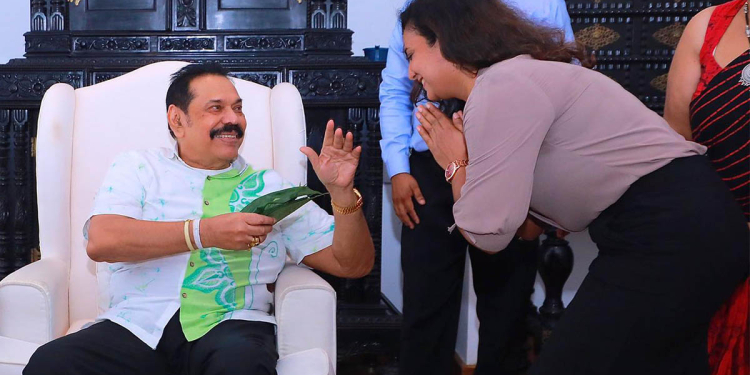 අලුත් අවුරුද්දට දමිතා මහින්දගේ ගෙදර ගිහින් බුලත් දීලා වැඳලා? සමාජ මාධ්යයේ යන ෆොටෝ එකකින් මහා කැළඹීමක්! කමෙන්ස්ට්වලින් දිගට හරහට දමිතාට පහර දෙයි! මහින්දගේ නිල ඡායාරූප ශිල්පියාත් කතා කරයි!