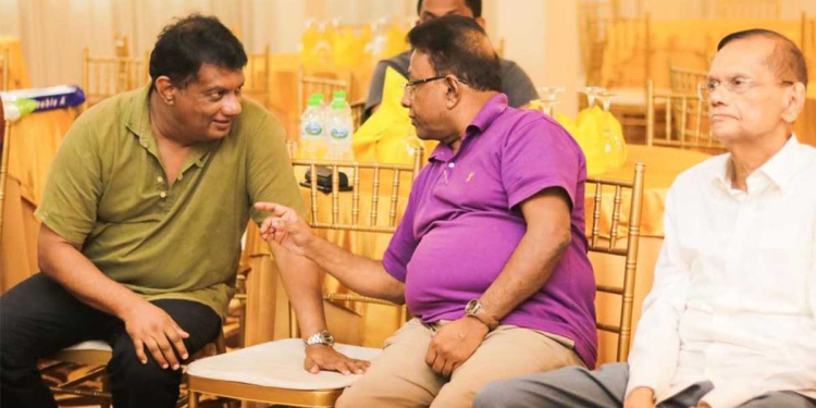 මේ රටේ දේශපාලන පක්ෂවලට අත්‍යවශ්‍ය වී තිබෙන ඒ සංවාදය ජී.එල්.-ඩලස් ප්‍රමුඛ පාර්ලිමේන්තුවේ මෙම මන්ත්‍රීවරුන් 13 දෙනා විසින් සිදු කරමින් පැවැත්වේ! අපි මේ සටහන සහ ඡායාරූප ගත්තේ ඩලස්ගේ ෆේස්බුක් පිටුවෙන්! PHOTOS