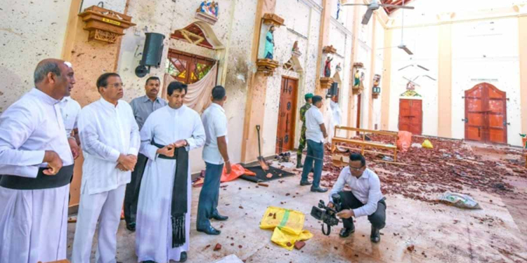 පාස්කු වින්දිතයන්ට වන්දි ගෙවන්න වෙලා මෛත්‍රීපාල දැන් ඉන්නේ පාස්කු නඩුවෙනුත් වැරදිකාරයා වෙයි කියලා පණ බයේ! එයා හදන්නේ ජාතික ආණ්ඩුවකට සෙට් වෙලා ඒකෙන් බේරෙන්න! ජාතික ආණ්ඩු කතාව පසුපස ඇති අමුතු ඩීල් එක එළියට එයි! මේක ජාතියම රවට්ටන වැඩක්! VIDEO