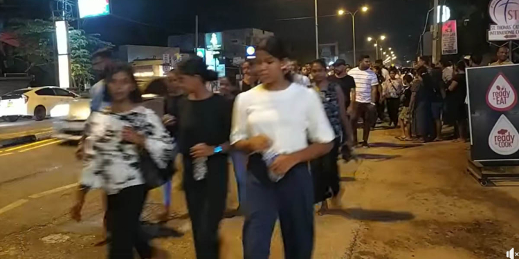 ඊයේ රාත්‍රියේ සිට අතිවිශාල ජනකායක් කොච්චිකඩේට පා ගමනින් පැමිණෙමින් සිටී! LIVE VIDEO