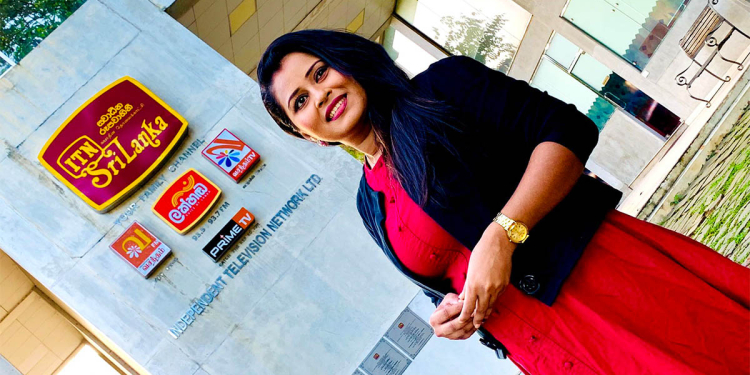 ‘ආයතනයේ ඉන්නේ ජීවිතේ ඇරියස් තියෙන මහල්ලෝ! ඉහළට යන්න නම් ඔයා මගේම වෙන්න ඕන කියන වනචරයෝ! මවාගත්ත පෞරුෂයක් තියෙන පුස්සෝ! කෙනෙක් කරදරේ වැටුණාම ඒකෙන් ප්‍රයෝජන අරන් පිහිටට බලෙන් එන බොස්ලා!’ ආයතන ප්‍රධානීන් නිසා නිව්ස් කියපු මාධ්‍යවේදිනියකට අවුරුදු 15ක් කරපු රස්සාව තිත්ත වෙයි! ආත්ම ගෞරවය තියාගෙන ගෙදර යයි!