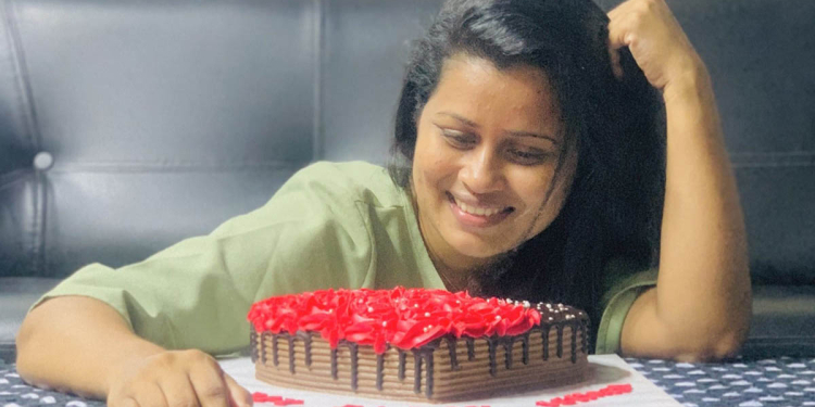 ‘ආයතනයේ ඉන්නේ ජීවිතේ ඇරියස් තියෙන මහල්ලෝ! ඉහළට යන්න නම් ඔයා මගේම වෙන්න ඕන කියන වනචරයෝ! මවාගත්ත පෞරුෂයක් තියෙන පුස්සෝ! කෙනෙක් කරදරේ වැටුණාම ඒකෙන් ප්‍රයෝජන අරන් පිහිටට බලෙන් එන බොස්ලා!’ ආයතන ප්‍රධානීන් නිසා නිව්ස් කියපු මාධ්‍යවේදිනියකට අවුරුදු 15ක් කරපු රස්සාව තිත්ත වෙයි! ආත්ම ගෞරවය තියාගෙන ගෙදර යයි!