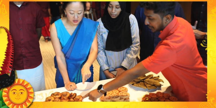 කැවුම් කොකිස් කාලා රබන් ගහලා බුලත් හුරුළු ‌දීලා අමෙරිකානු තානාපතිවරිය සිංහල ක්‍රමයට අලුත් අවුරුද්දට වැඩ අල්ලයි! VIDEO