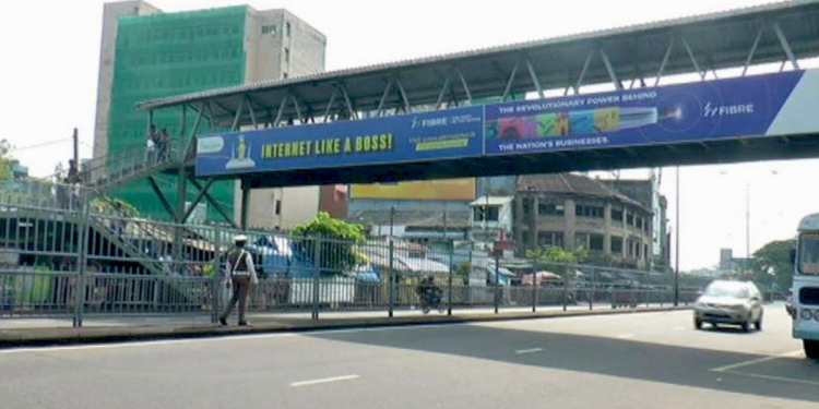අවුරුදු 25ක් කිසිම නඩත්තුවක් කරලා නෑ! කොටුවේ ගුවන් පාලමෙන් මහා විනාශයක් සිදුවන දවස අත ළඟයි!