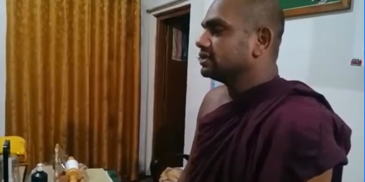 සංගීත සංදර්ශනයකදී ‌කොල්ලොත් එක්ක හරිහරියට නටපු හාමුදුරුවෝ වැරැද්ද පිළිගනී! වෙච්ච අත්වැරැද්දට ප්‍රසිද්ධියේ සමාව ඉල්ලයි! VIDEO