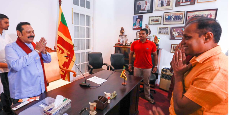 මහින්ද යළි දේශපාලන වැඩ පටන් ගනී! පොහොට්ටුවේ හිටපු සභාපතිවරුන් කැඳවයි! විශේෂ පණිවුඩයක් දෙයි! PHOTOS