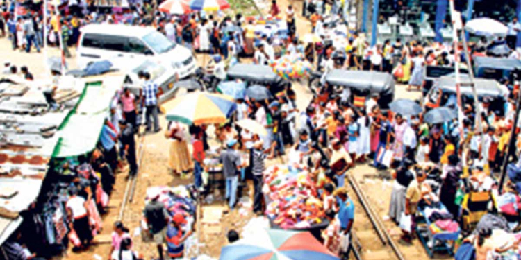 අලුත් අවුරුද්ද කොහොමද? බිස්නස් සරුද? පමුණුවේ ඉන්න බිස්නස් කරන අයයි රෙදි ගන්න ආපු අයයි කියන කතා! VIDEO