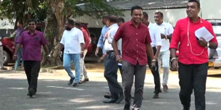 පොහොට්ටුවේ කංචනට එරෙහිව පොහොට්ටුවේ තෙල් වෘත්තීය සමිති නායකයන් පොහොට්ටුවේ නායක මහින්දට පැමිණිලි කරයි!
