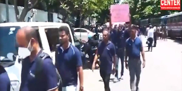 විකුණනවට එරෙහිව ටෙලිකොම් සේවකයන් පාරට බහී!‌ රට වටෙන්ම කොළඹට කැඳවයි! VIDEO