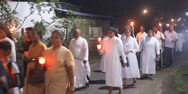 කටුවාපිටියෙන් ඇරඹී කොච්චිකඩේ බලා එන මහා ජන ගඟ හැඳල හන්දිය පසු කරයි! VIDEO