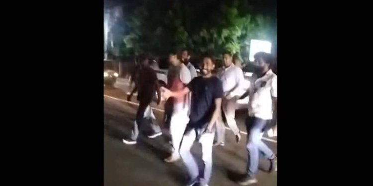 මිරිහානේ ගෝඨාගේ ගෙදර අසල උද්ඝෝෂණ කළා කියලා පොලිසිය උස්සන් ගිය තරුණයන් මහ රෑම මග දාලා ගිහින්! VIDEO