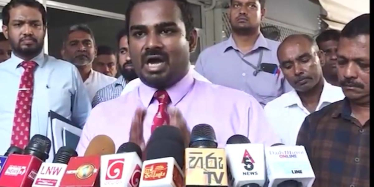 නිදහසේ අදහස් ප්‍රකාශ කරන්න-පෙළපාලි යන්න-විරෝධය පෑමේ අයිතිය නැති කරන්නයි යන්නේ! අලුත් ත්‍රස්ත පනතට-සම්පත් විකිණීමට එරෙහිව වෛද්‍යවරු පෙරමුණ ගනී! ඉතිහාසයේ පළමු වතාවට සියලු වෘත්තීය සමිති එක ගමනක් යන්න තීන්දු කරයි! රටම එක තැන යළි හිරවෙයිද? VIDEO