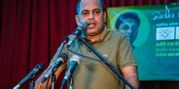 ගෝඨා ෆේල්…! රනිල් සේල්…! පාඩු ලබන ආයතන ප්‍රතිව්‍යුහගත කරනවට අපි එකඟයි! ඒක අස්සෙ කළු සල්ලි සුදු කරනවට.. මාටියා ගහනවට.. හොරා කනවට.. ‌කොමිස් ගහනවට.. ඩීල් දානවට අපි විරුද්ධයි! ජනාධිපති කාර්යාලයේ ඉන්න කොළඹ හතේ ටයිකෝට් දාන ඩීල්කාරයෝ හින්දා තමයි UNPය විනාශ වුණේ! අපි එතනින් එළියට ආවෙ ආයෙ එතනට යන්න නෙමෙයි! හොරු නැති අලුත් ආණ්ඩුවක් පිහිටුවන්න! VIDEO