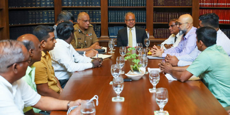 පදික වෙළෙඳුන්ගේ ගැටලු විසඳන්න සාගල පොලිස්පති සමග වෙළෙඳුන් හමුවෙයි! PHOTOS
