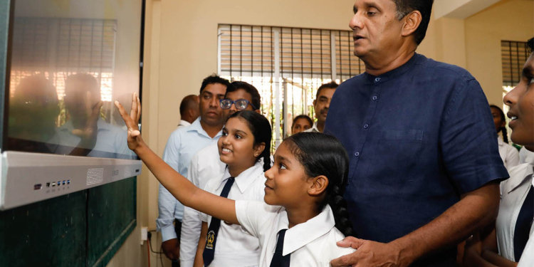 මේවා මම හොයන්න ගියානම් මම විශ්‍රාම යනකම් හොයන්න ලැබෙන්නෙ නෑ! සජිත් දුන් පරිගණක බාරගනිමින් අතිදුෂ්කර රන්මිණිතැන්න කනිටු විදුහලේ විදුහල්පති කියපු සංවේදී කතාව! සජිත් පරිගණක අරන් එද්දී විදුලි බල මණ්ඩලය ඉස්කෝලේ ලයිට් කපන්න එයි! සජිත් විදුලි බිලත් ගෙවා ළමයින්ට විදුලිය අරන් දෙයි! රජයේ පාසල් 10150කට ඉදිරියේදී කරන්න යන දේත් එළියට එයි! VIDEO & PHOTOS