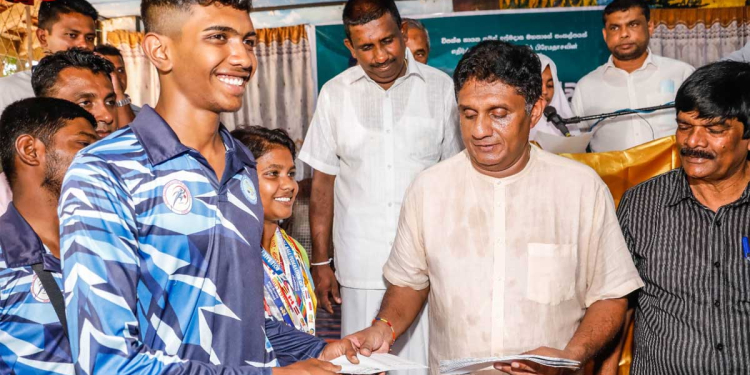 සල්ලි නැතිව රටවල් 50ක තරගකරුවන් සහභාගී වන ඉන්දියාවේ Roller-skater තරගාවලියට යන්න තඹුත්තේගම ළමයි 10 දෙනෙක්ට බැරිවෙයි! සජිත් මැදිහත් වී ඉන්දියා යන්න ඩොලර් 100 බැගින් මුදල් සොයාදෙයි! VIDEO & PHOTOS