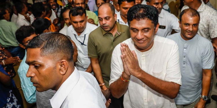මිලියන 200ට අපේ මන්ත්රීවරු බිලීබාගන්න හදනවා! සජබෙ කිසි කෙනෙක් සල්ලිවලට ජනතාව පාවා දෙන්නේ නෑ! සජිත් කියයි! විපක්ෂනායකතුමනි ලක්ෂ 2000ට නෙමෙයි ලක්ෂ 10000ක් දෙනවා කිව්වත් අපි ජනමතය පාවා දෙන්නේ නෑ! සජිත් ඉන්නකොටම මරික්කාර් ප්රසිද්ධියේ කියයි! VIDEO