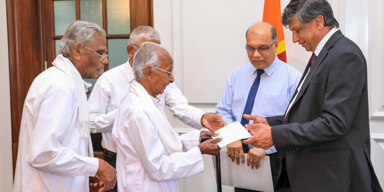 විශ්‍රාමික කලාප අධ්‍යාපන අධ්‍යක්ෂවරයකු ජනාධිපති අරමුදලට ලක්ෂ 20ක් බාරදෙයි!