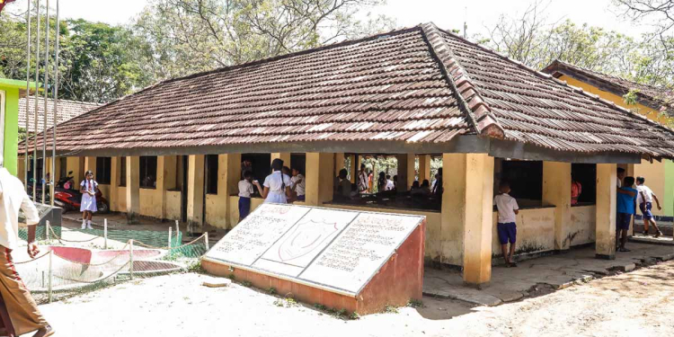 මත්තල ජාත්‍යන්තර ගුවන් තොටුපොළ පෙනෙන මානයේ පිහිටි අතිදුෂ්කර උඩමත්තල කනිටු විදුහලට සජිත් පරිගණකත් එක්ක ස්මාර්ට් පන්ති කාමරයක් දෙයි! රටේ දියුණුව ගැන ‌කුරුඳුවත්තේ AC කාමරවල ඉඳන් කයිවාරු ගහන නායකයන් කියන කතාවල ඇත්ත ගමට ඇවිත් බලාගන්නත් කියයි! VIDEO & PHOTOS