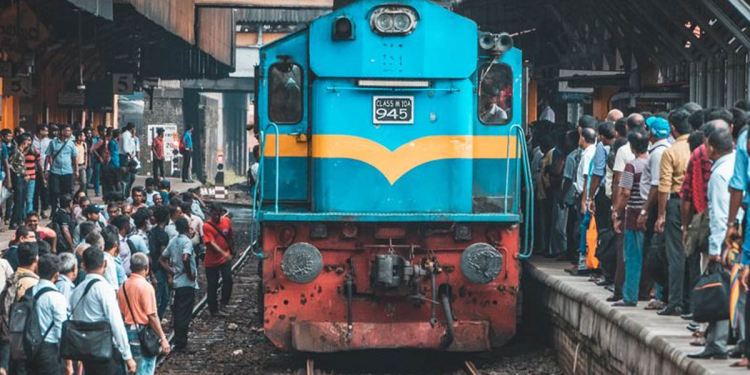 මිනිස්සුන්ගෙ දුක අඳුනන්නේ නැති, කොමර්ෂල් අඳුනන්නේ නැති, මාධ්‍ය ගැන දන්නේ නැති මේ වගේ මිනිස්සු කොහොම දුම්රිය ස්ථානාධිපතිලා වුණාද දන්නෙ නෑ! (VIDEO)