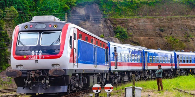 ඇල්ල ඔඩිසි කෝච්චියේ එල්ලිලා ෆොටෝ ගන්න ගිහින් අවුරුදු 15ක කොල්ලෙක් කෝච්චියෙන් ඇදන් වැටෙයි! (VIDEO)