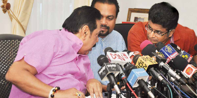 ගම්මන්පිල ගිහින් මහින්ද එක්ක සාකච්ඡාවක් කරලා! කතා කරපු දේවල් මෙන්න! විමලුත් හරි වගේ! EXCLUSIVE