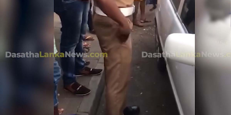 වැරදි තැනක් නැවැත්තුවා කියලා දඩ කොළයක් ලියපු රාලහාමිට ගමේ කොල්ලෙක් මාර දඬුවමක් දෙයි! ‘සර්… ඔයත් එක්ක ප්‍රශ්නයක් නෑ..! යවන්න එපා…!’ රාලහාමිට කරකියා ගන්න දෙයක් නැතිවෙයි! VIDEO