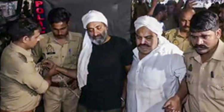 මාධ්‍යවේදී වෙසින් ඇවිත් ඝාතන චෝදනා-පැහැරගැනීමේ චෝදනා මත අත්අඩංගුවේ සිටි දේශපාලඥයකුට වෙඩි තියා මරා දමයි! ඝාතනය සජීවීව විකාශය කරලා! VIDEO