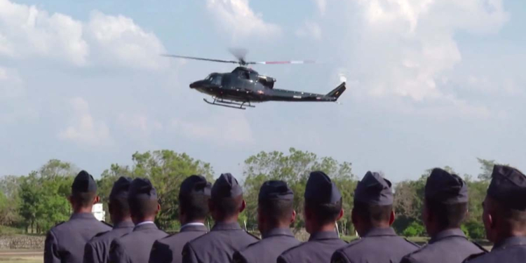 ත්රිවිධ හමුදාව අමතන්න අනුරාධපුර ගුවන් හමුදා කඳවුරට ගුවන් නියමුවා වැඩ දාලා හෙලිකොප්ටරයෙන් රනිල්ව අරගෙන ආ හැටි! VIDEO