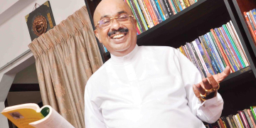 ඉඳලා හිටලා හිතලා බලලා එළියට එන රාජකීය දෛවඥයා හදිසියේම එයි… ප්‍රශ්නය – කවුද ඊළඟට බලයට එන්නේ? උත්තරය – 1967 ඉපදුන කෙනෙක්. මේ දවස් වල බස් බෙදන මහත්මයෙක්. එයා තමයි ඊළඟ නායකයා…