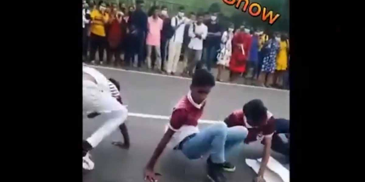 අපේ එවුන්ට ‌කොච්චර එපා කිව්වත් අහන්නෙත් නෑ! කිසිම ලැජ්ජාවකුත් නෑ! මේ හම්බන්තොට බිග් මැච් එකකදි වෙච්ච දෙයක්! ඉස්කෝලෙ ළමයි ටික කැබ් එකෙන් බිමට විසිවුණු හැටි! VIDEO