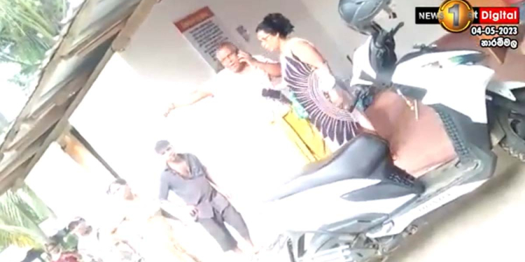 ‘ගෙනෙන් අර මන්නේ.. ! පලයව් යන්න මෙතනින්!’ හංගගෙන ඉන්න බිත්තර හොයන්න පැන්න පාරිභෝගික අධිකාරියේ නිලධාරීන්ට දරුණු ප්‍රහාරයක්! නිලධාරීන් 5 දෙනෙක් රෝහලේ! VIDEO