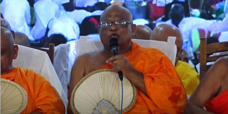 මන්ත්රීකමක්වත් නැතිව පක්ෂයේ නිකාම් ඉඳගෙන පස්සේ බොහොම අමාරුවෙන් මන්ත්රී වුණා! ටික කාලයක් නිහඬව හිටියා! අවසානයේ බලපුවාම ජනාධිපති වෙලා නැවතුණා! කුමක්දෝ ලොකු පිනක් තිබිලා ඔබතුමා ජනාධිපතිකමට පත්වුණේ! අස්ගිරි පාර්ශ්වයේ අනුනායක ආණමඩුවේ ධම්මදස්සි හිමියෝ ජනාධිපතිතුමාගේ මුහුණටම කියපු දේ! VIDEO I Sri Lanka Latest News!