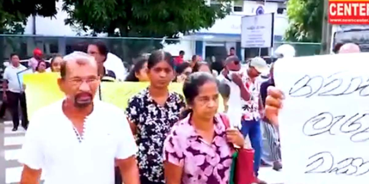 කළුතර සිසුවියගේ මරණයේ සැකකරුවන් 4 දෙනා අද උසාවි අරන් එද්දී ගමම උසාවි එයි! මවත් එක්වෙයි! උසාවිය ළඟ නිහඬ විරෝධතාවක්! VIDEO