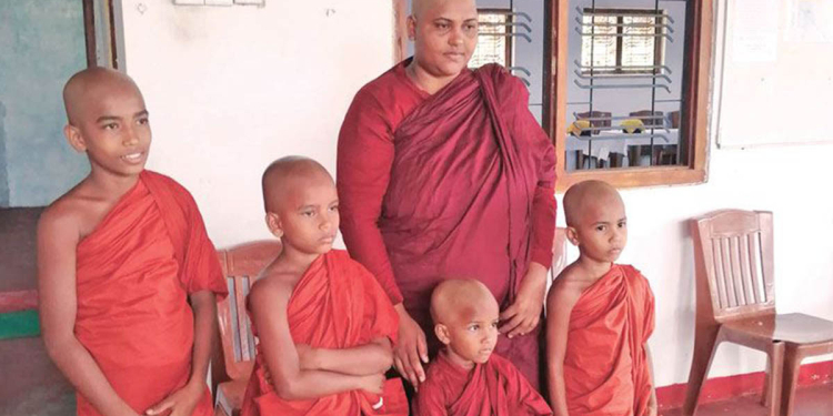 වෙසක් සතියේ මහා පින්කමක්! සැමියාගේ අවසරය ඇතිව මවයි පුතුන් තුන්දෙනයි දියණියයි සසුන්ගත වෙලා! ඉදිරියේදී සැමියාත් සසුන්ගත වෙන්න තීන්දු කරලා!