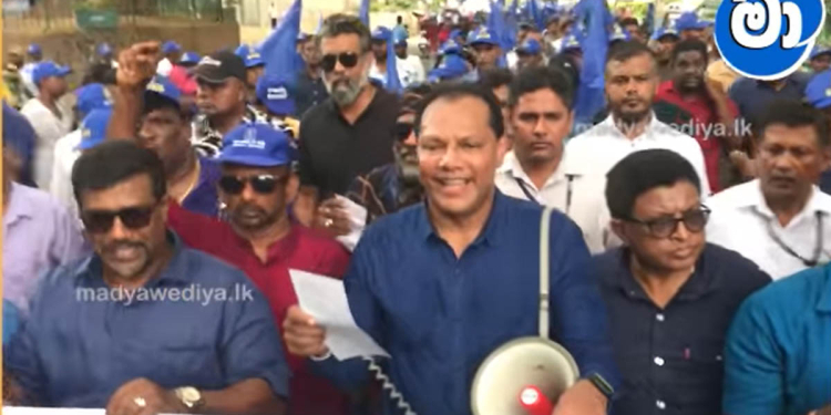 පපරේ සද්දේ දාගෙන දයාසිරි සටන් පාඨ කියමින් ශ්‍රීලනිප මැයි රැලියේ ගිය හැටි! VIDEO