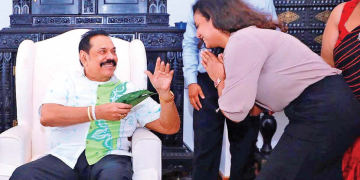 අලුත් අවුරුද්දේ මහින්දට බුලත් දීලා වැන්ද දමිතා කවුද?