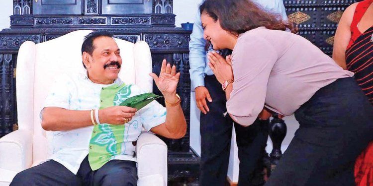 අලුත් අවුරුද්දේ මහින්දට බුලත් දීලා වැන්ද දමිතා කවුද?