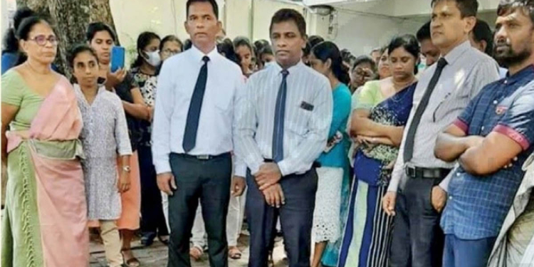වැඩකරන්නේ කොමිසමට හානිදායක අයුරින්! සභාපතිටත් විරුද්ධව වැඩ කරනවා! කතා කරන්න එන්න කිව්වාමත් කෑ ගහගෙන! මානව හිමිකම් කොමිසමේ තුන්දෙනකුට එරෙහිව කාර්ය මණ්ඩලය එළියට බහී! I Sri Lanka Latest News