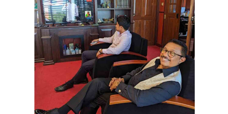 ‘ජනකට එරෙහිව ආණ්ඩුව’ සටන පුතුන් ‌දෙදෙනාත් එක්ක බලන ජනක!  VIDEO I Sri Lanka Latest News