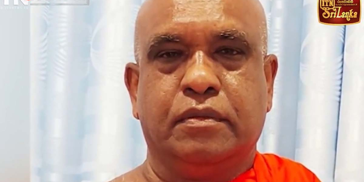 අම්මත් එක්ක හාමුදුරුවො හෝටලයට ගියා! අම්මට බොන්න දුන්නා! ඊට පස්සෙ මම ළඟට ආවා! මොරටුවේ හිමිනමක අතින් අතවරයට ලක්වූ දැරියක් මාධ්‍යයට කතාකරයි! ගම්මු පන්සල වටලයි! හිමිනම හිටපු ජනාධිපතිවරුන් දෙදෙනෙකුගේම බෞද්ධ කටයුතු උපදේශක! VIDEO