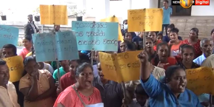 ගුරුවරු 25ක් ඉන්න ඕන පාසලේ ඉන්නේ ගුරුවරු 14යි! බලධාරීන්ට කිව්වත් කොච්චර ලියුම් ලිව්වත් උත්තර ලැබුණේ නෑ! අනුරාධපුර අම්මලා තාත්තලා බස් 3කින් ඇවිත් පළාත් ප්‍රධාන ලේකම් කාර්යාලය වටලයි! උඹලා මිනිස්සුන්ට සේවය කරපල්ලා! පළාතටම ගුරුවරු 3900ක් හිඟයි! VIDEO
