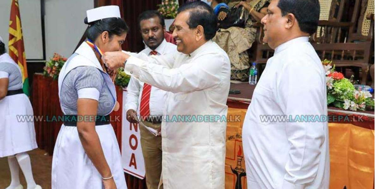 කෘත්‍යාධිකාරී මණ්ඩලය තහනමක් පනවා තිබියදීත් රාජිත අරලියගහ මන්දිරයට යයි! ආණ්ඩුවේ ඇමැතිවරුත් එක්ක එකතු වී සම්මාන දෙයි!