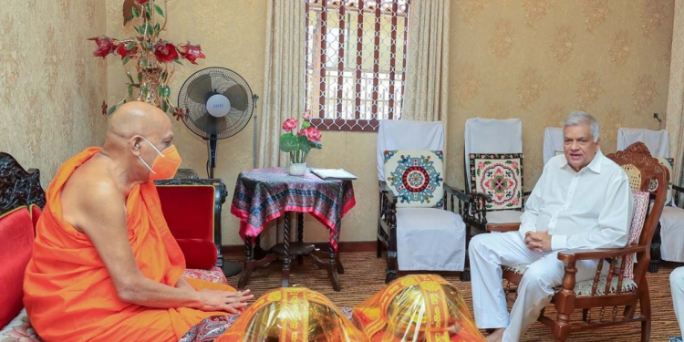 ජනපති මහනුවරට ගිහින් අස්ගිරි-මල්වතු මහනාහිමිවරු බැහැදකී! ථෙරවාදී බුදුදහම හදාරන්න ජාත්යන්තර මට්ටමේ විශ්වවිද්යාලයක් හදන බව කියයි! I Sri Lanka Latest News