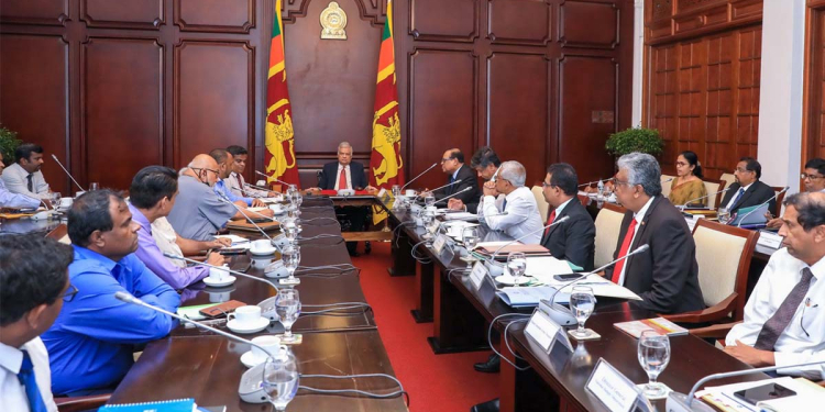 සරසවි ආචාර්යවරුන්ගේ ප්‍රශ්න සලකා බලන්න පුලුවන් වෙන්නේ සැප්තැම්බර්වවලින් පස්සේ! ඒ දේශීය ණය ප්‍රතිව්‍යුහගත කිරීම සාර්ථක වුණාට පස්සෙයි! අද සාකච්ඡාවේදී ජනාධිපති දැනුම් දෙයි! I Sri Lanka Latest News