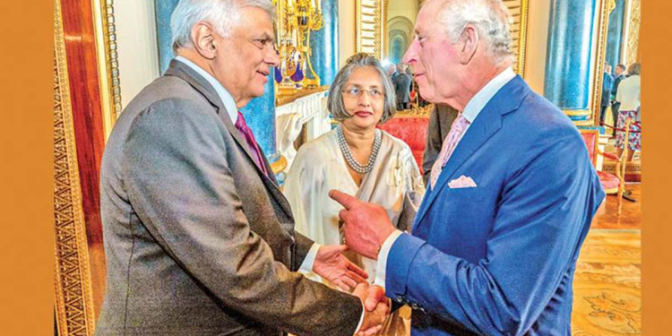 රනිල් චාල්ස් රජ්ජුරුවන්ගේ අත අල්ලගෙන කිව්වේ මොකද්ද? චාල්ස් අත ගලවගත්තේ අමාරුවෙන්ද? චමීර පෙරේරා වෙච්ච සිද්ධිය කියයි! VIDEO