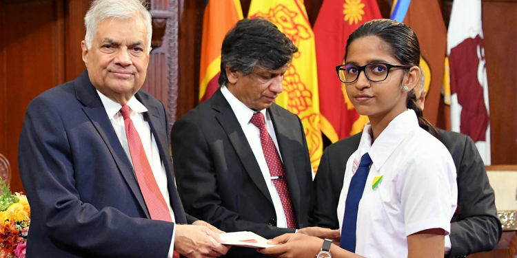 රනිල් සිසුන්ට ශිෂ්‍යත්ව දෙයි!