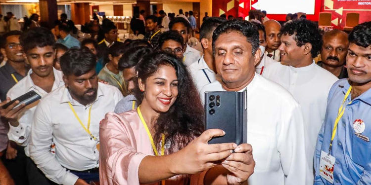 රනිල් කතා කරන්න කලින් රනිල් ළඟ තියාගෙන සජිත් කතාව පටන් ගනී! වෝටර්ස් එජ් හෝටලයේදී අරගලයට ප්‍රශංසා කරමින් අරගලයෙන් ලැබුණු එක් ජයග්‍රහණයක් ගැන කතා කරයි! කතාවෙන් පස්සේ තරුණ තරුණියෝ දක්වපු ප්‍රතිචාරයත් වීඩියෝ එකේ තියෙනවා! VIDEO & PHOTOS