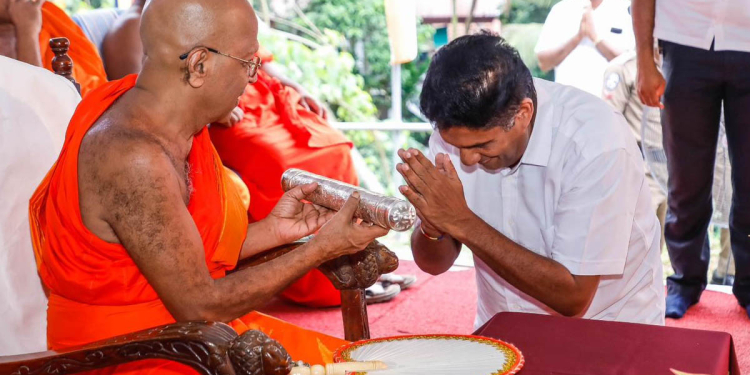 පානගමුවේ ධම්මරතන නාහිමියෝ කෑගලු දිසාවේ සංඝනායක ධූරයෙන් පිදුම් ලබති! අටලෝ දහමින් කම්පා නොවීමේ උන්වහන්සේගේ ගුණාංගය ගැන විපක්ෂනායක සජිත් විශේෂ කතාවක් කරයි! PHOTOS & VIDEO I Sri Lanka Latest News
