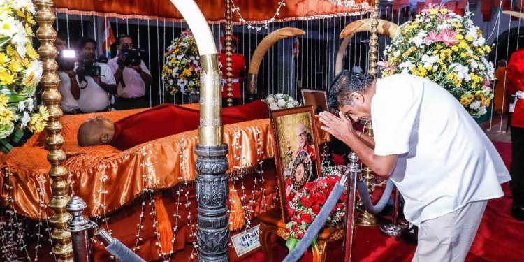 අමරපුර මහනිකායේ මහනාහිමියන්ට අවසන් ගෞරව දක්වන්න විපක්ෂනායක සජිත් යයි! PHOTOS & VIDEO I Sri Lanka Latest News